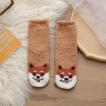 Plüschige braune Shiba-Inu Korallenfleece Wintersocken auf Boden präsentiert - Einheitsgröße / Dunkelkaffee (Shiba Inu)