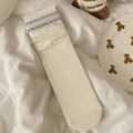 Crèmewitte geribbelde damessokken met delicate lavendelkleurige ruches aan de rand - Eén maat / Witte Basis Blauw