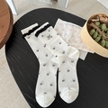 Chaussettes Lolita blanches avec bords noirs à volants et broderie papillon délicate - Taille unique / Base Blanche Noeud Noir