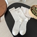 Chaussettes Lolita blanc crème avec bords à volants et broderie nœud argenté - Taille unique / Blanc/Gris