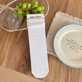 Witte gebreide sokken met roze golvende rand en bloemmotief op houten tafelblad - 3D Bloem Ruffle Rand Sokken / Bloem (Wit)