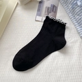 Chaussettes courtes noires avec bords à volants blancs et texture en maille côtelée - Taille unique / Noir (Bord Blanc)