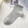 Chaussettes grises ajourées à cœurs avec bordure à volants bleus de style japonais - Taille unique / Gris (Bord Bleu)