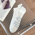 Weiße atmungsaktive Mesh-Söckchen für Herren mit blauen Streifenmustern und feiner Textur - Einheitsgröße / Weiß