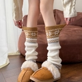 Scaldamuscoli in maglia con motivo a fiocchi di neve e pantofole di peluche beige e cammello - Taglia unica / Bianco