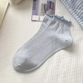 Chaussettes bleu clair à volants avec motifs cœurs ajourés et texture côtelée - Taille unique / Bleu (Bord Assorti)