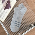 Hellgraue atmungsaktive Mesh-Söckchen mit dunkelblauen Streifen für Herren und Damen - Einheitsgröße / Hellgrau