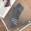 Atmungsaktive Herren-Mesh-Sportsocken in Grau mit blauen Streifen und Rippstrickbund - Einheitsgröße / Dunkelgrau