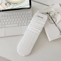 Witte gebreide slouch sokken voor dames in een minimalistische crème kleurige setting - Eén maat / Twee Lijnen