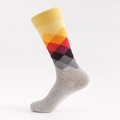 Baumwoll-Socken für Herren mit buntem Rautenmuster und gelb-grauen Kontrasten am Bund - Gelber Rand Regenbogen Argyle (Graue Basis)
