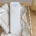 Weiße Socken mit zarten Rüschenkanten und strukturiertem Strickmuster mit Punkten - Punkte