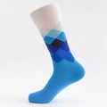 Klassische Herrensocken mit blauem Rautenmuster aus Baumwolle und marineblauem Fersenbereich - Weißer Rand Blau Weiß Argyle (Himmelblaue Basis)