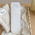 Weiße Zopfstricksocken mit Wellensaum und zartem Herzmuster in elegantem Cremeweiß - Schleife