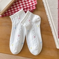 Weiße Damensocken mit Rüschen, bunten Herzmustern und gerippter Strickstruktur - Einheitsgröße / Gepunktete Schleife
