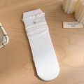 Witte geribbelde halfhoge sokken met ruches en een klein rood hartje als detail - Wit - Verticale Streep Hartstijl
