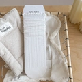 Weiße Socken für Damen mit zartem Spitzenbesatz und vertikaler Strickstruktur am Saum - Gedreht