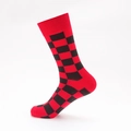 Calze da uomo in cotone con un classico motivo a scacchi rossi e neri - UE 41-46 / Scacchiera Rosso Scuro & Nero (MMH1718)