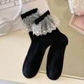 Chaussettes Lolita noires avec bordure en dentelle blanche et texture côtelée douce - Style Grande Dentelle / Noir