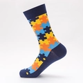 Mittelhohe Baumwollsocken mit bunten Puzzlemustern auf einem dunkelblauen Hintergrund - Größe 41-46 / Marineblaues Puzzle