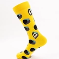 Leuchtend gelbe halbhohe Baumwollsocken mit schwarzen Herzmustern und Rippbündchen - 41-46 / Gelbe Erdbeere