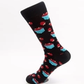 Schwarze Socken mit Erdbeeren und Cupcakes Muster auf weißem Hintergrund präsentiert - 41-46 / Schwarzer Erdbeerkorb