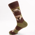 Gestreifte Baumwollsocken in Braun und Olivgrün mit Faultier-Motiv in Wadenlänge - EU 41-46 / Nahtlos Kaffee Faultier