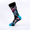 Modische Herren-Baumwollsocken in Schwarz mit blauem Fersenteil und bunten Elsternmotiven - EU 40-46 / Schwarz mit Blumenelster-Muster (Blaue Zehenferse)