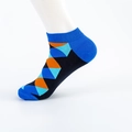 Calze corte da uomo con motivi geometrici a triangolo nei colori blu e arancione - Taglia EU 40-46 / Nero con tallone e punta blu reale