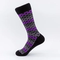 Calze da uomo a metà polpaccio con motivi geometrici a rombi viola e grigi su fondo bianco - EU 39-46 / Strisce Viola