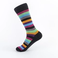 Calzini da uomo in cotone con vivaci strisce orizzontali arcobaleno su base nera - EU 40-46 / Bordo Nero con Righe Multicolore