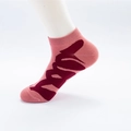 Chaussettes rose corail avec motif jacquard rouge foncé sur un modèle de pied blanc - Taille Unique (36-43) / 04 Rayure Ondulée