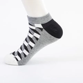 Chaussettes courtes pour hommes avec motifs géométriques noirs et gris et bords côtelés - EU 39-46 / Bloc de Couleur (Orteil Blanc Talon Noir)