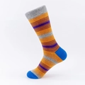 Calze a righe in cotone con vivaci contrasti di arancione, viola e blu elettrico - UE 41-46 / Base Arancione Strisce a Contrasto (05 Senza Cuciture)