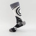 Klassische weiße Socken mit künstlerischem schwarzen Gebirgskamm und Baumsilhouetten - Hirsch Berglandschaft (03 Hirsch)