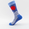 Socken im Ukiyo-e-Stil in Dunkelblau mit roter Sonne und weißen Meereswellenmustern - Ukiyo-e Sonnenaufgang Wellen (04 Sonnenaufgang)