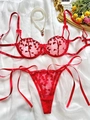 Détail de la broderie cœur rouge sur l'ensemble lingerie soutien-gorge et string - S / Rouge
