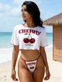 Detail van crop top met rode kersenprint en vrolijke boodschap op witte strandkleding - S / Wit