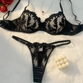 Détail d'un ensemble de lingerie en dentelle noire avec broderie florale et noeuds - S / Noir