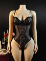 Detalle de body de encaje negro con malla floral y copas con aros metálicos - S / Negro