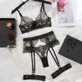 Dettaglio completo di lingerie in pizzo nero con reggicalze su tessuto di raso bianco - S / Nero Beige