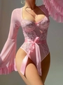 Detailopname van roze kanten bodysuit met transparante badjas en satijnen strikceintuur - S / Roze