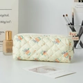 Detalle de neceser acolchado con estampado de flores pequeñas y cierre de cremallera - Pequeño (Estilo estuche/bolsa) / Pequeño Amarillo Naranja Floral