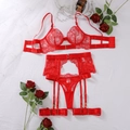 Dettaglio del set lingerie in pizzo rosso con reggicalze e componenti metallici oro - S / Rosso