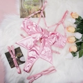 Roze satijnen lingerieset met grote strik en beenriemen op pluche witte achtergrond - S / Lotusroze