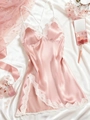Elegante roze satijnen nachthemd met delicaat wit bloemenkant en een zijsplitje - S / Roze