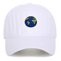 Détail d'une casquette de baseball en coton blanc avec broderie terre et visière courbée - Réglable / Broderie de la Terre / Blanc