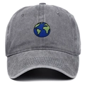 Détail de la broderie terre et des coutures sur casquette en coton délavé - Réglable / Broderie de la Terre / Gris