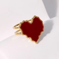 Anello dorato moderno a doppio strato con pendente a cuore rosso e bordo seghettato - Cuore Rosso (JR488-GR)