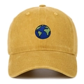 Détail de la casquette jaune moutarde avec broderie terre et coton délavé vintage - Réglable / Broderie de la Terre / Jaune