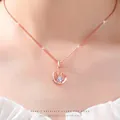 Elegante collana con coniglio lunare in oro rosa e ciondolo in Moissanite su modella - Pendente da 1 Carato (Senza Catena) / Oro rosa